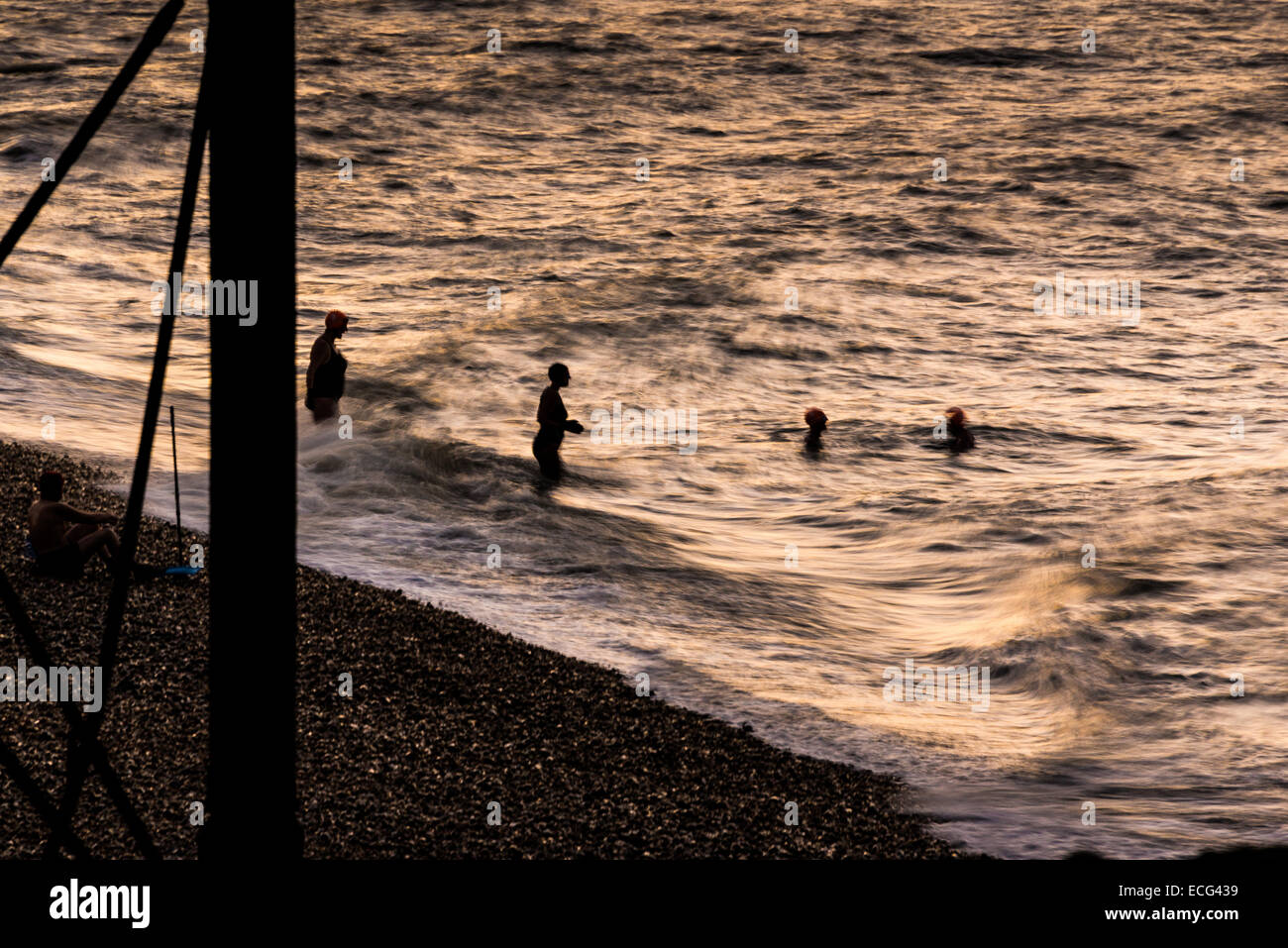Brighton, UK. 14 Décembre, 2014. Les nageurs à l'aube d'un matin glacial décembre par la jetée de Brighton. Credit : Julia Claxton/Alamy Live News Banque D'Images