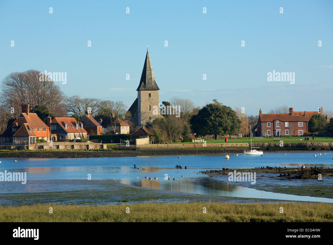 Village pittoresque. Waterside village typique en Angleterre. L'église du village est bien en évidence dans l'image. Banque D'Images
