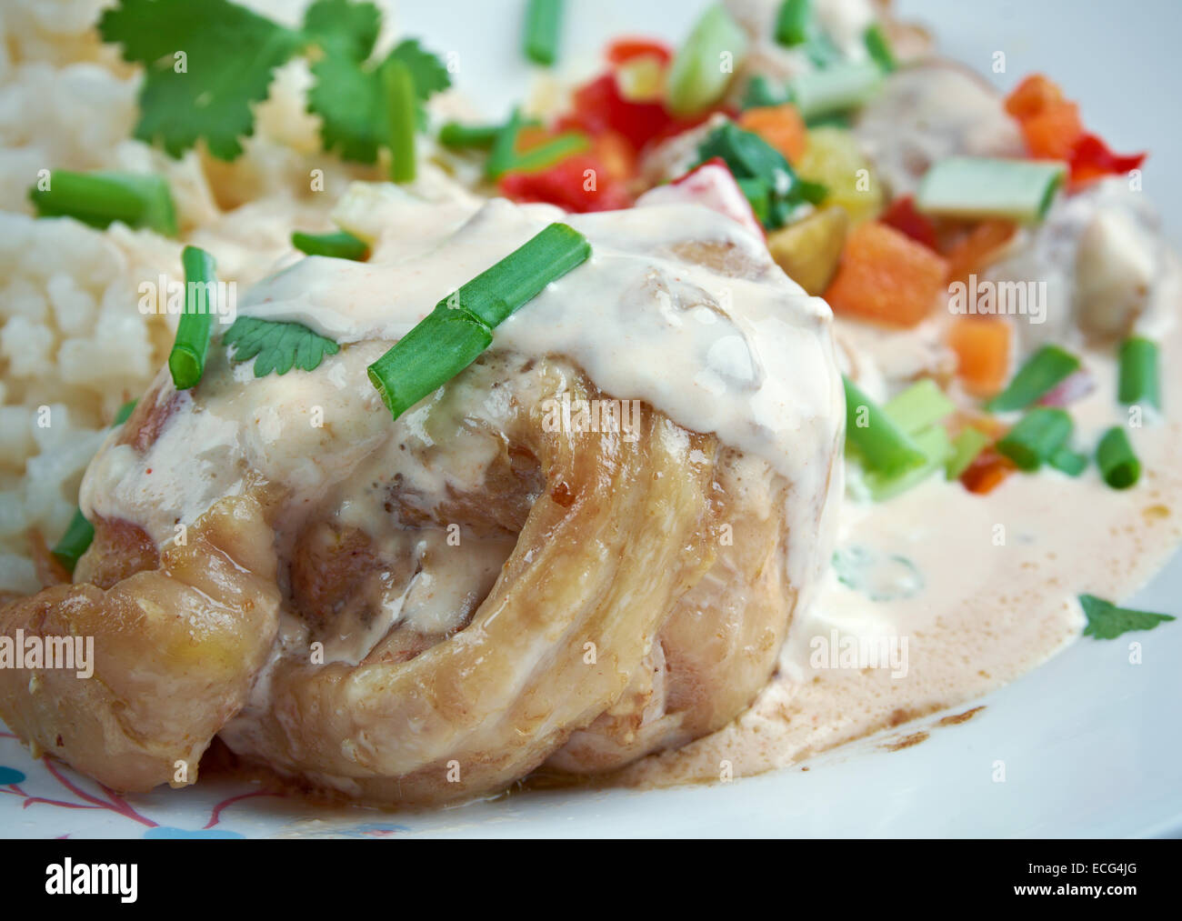 Ala poulet King - King-style Chicken. dés de poulet dans une sauce à la crème, et souvent avec des champignons, et les légumes, a servi plus de r Banque D'Images