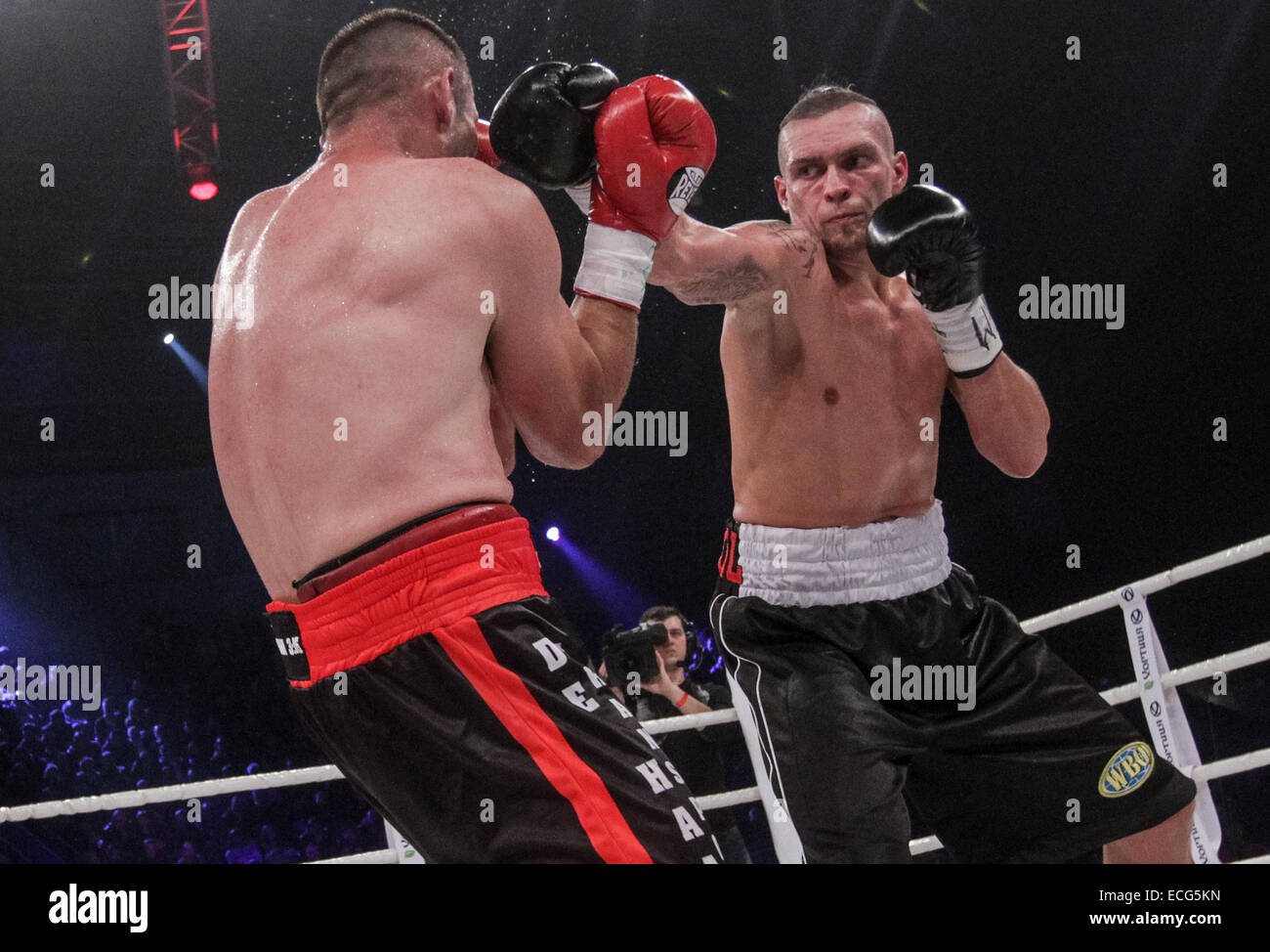 World Heavyweight Champion de boxe, champion olympique Oleksandr Usyk de l'Ukraine en action avec (6-0, 6 KOs) a continué son règne de terreur dans la division cruiserweight avec un neuvième round TKO au sud-africain Danie Venter difficiles (19-7, 14 KOs) au Palais des Sports à Kiev © Sergii Kharchenko/Pacific Press/Alamy Live News Banque D'Images