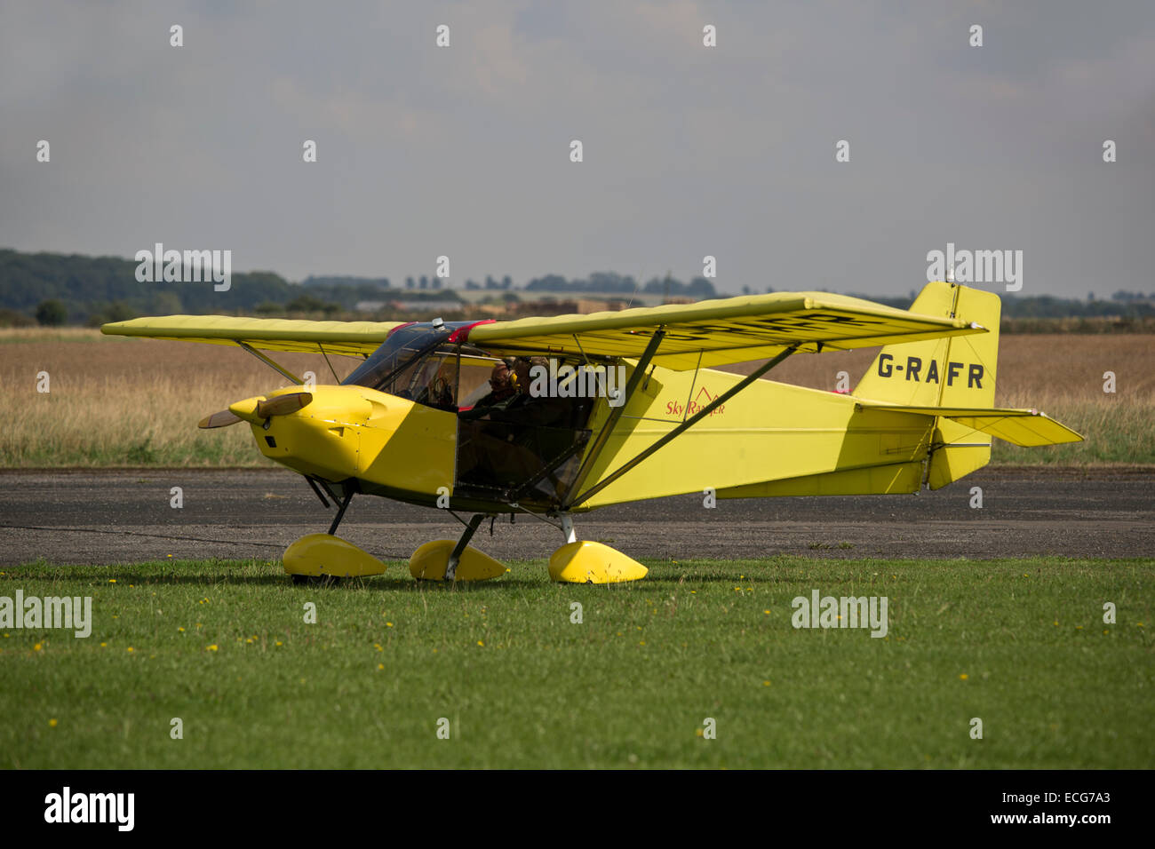 Skyranger J2-2 (1) G-RAFR garé sur l'herbe à l'Aérodrome de Sturgate Banque D'Images