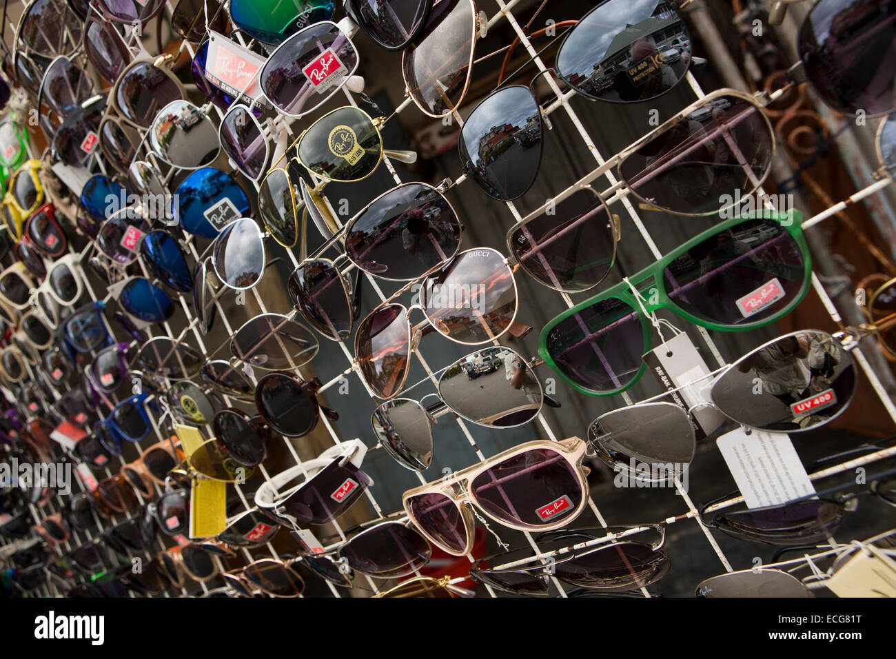 L'Ile Maurice, Mahebourg, du centre-ville, le Marché Central, des lunettes de soleil en vente affiché sur rack Banque D'Images