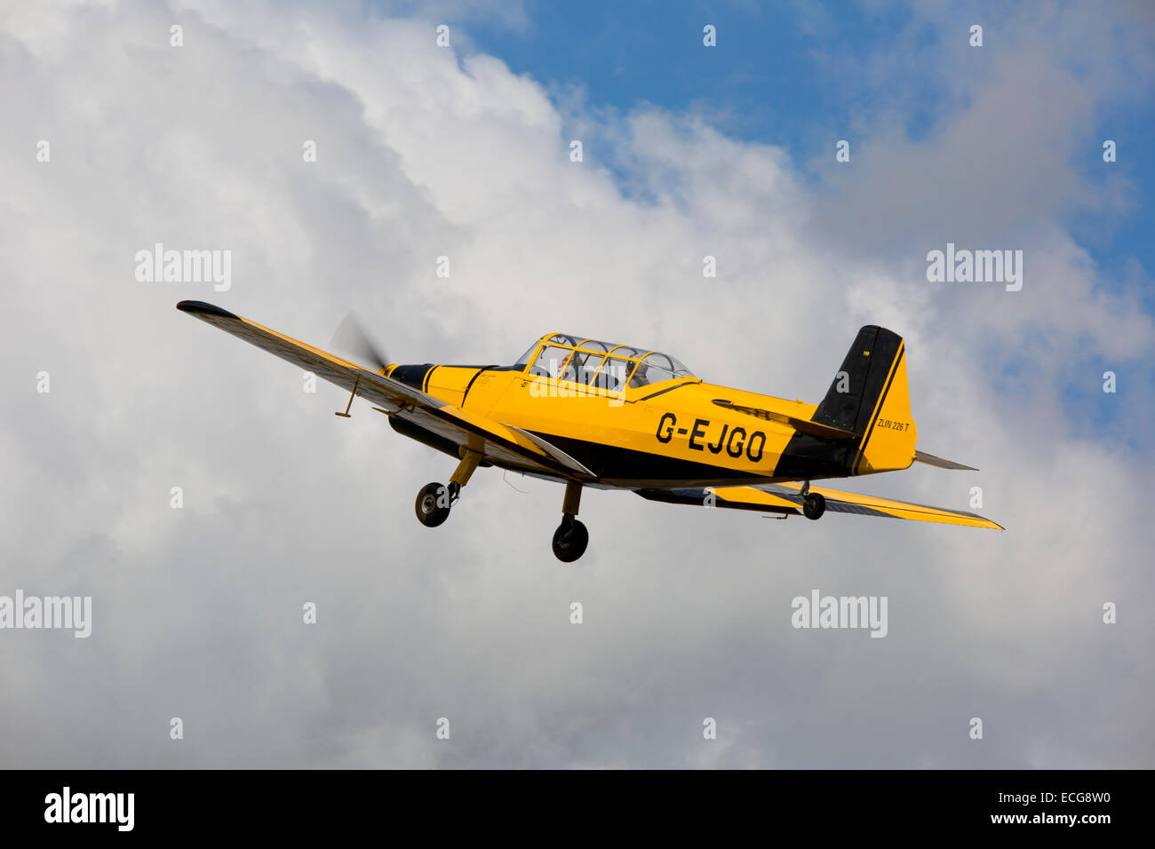 Zlin Z226T Trener G-EJGO en vol après le décollage de Breighton Airfield Banque D'Images