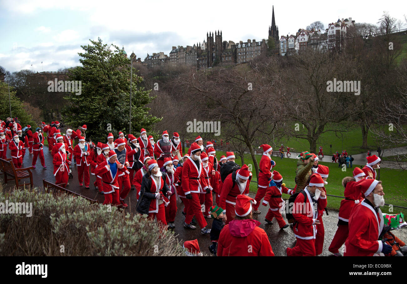 Edimbourg, Ecosse. 14 Décembre, 2014. Plus de 1500 personnes ont pris part à la 10e anniversaire de la grande famille de Santa Édimbourg Fun Run et marche organisée par 'quand vous le désirez sur une étoile en Ecosse' c'était sponsered par Scotmid Co-operative, à 11h00 dans l'ouest de Princes Street Gardens, Édimbourg, Écosse. Banque D'Images