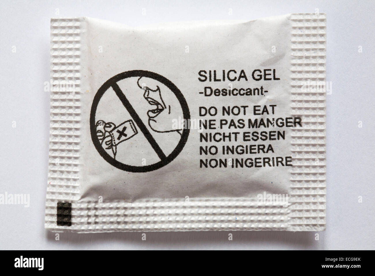 Sachet de gel de silice isolé sur fond blanc dessiccant qui adsorbe et retient la vapeur d'eau