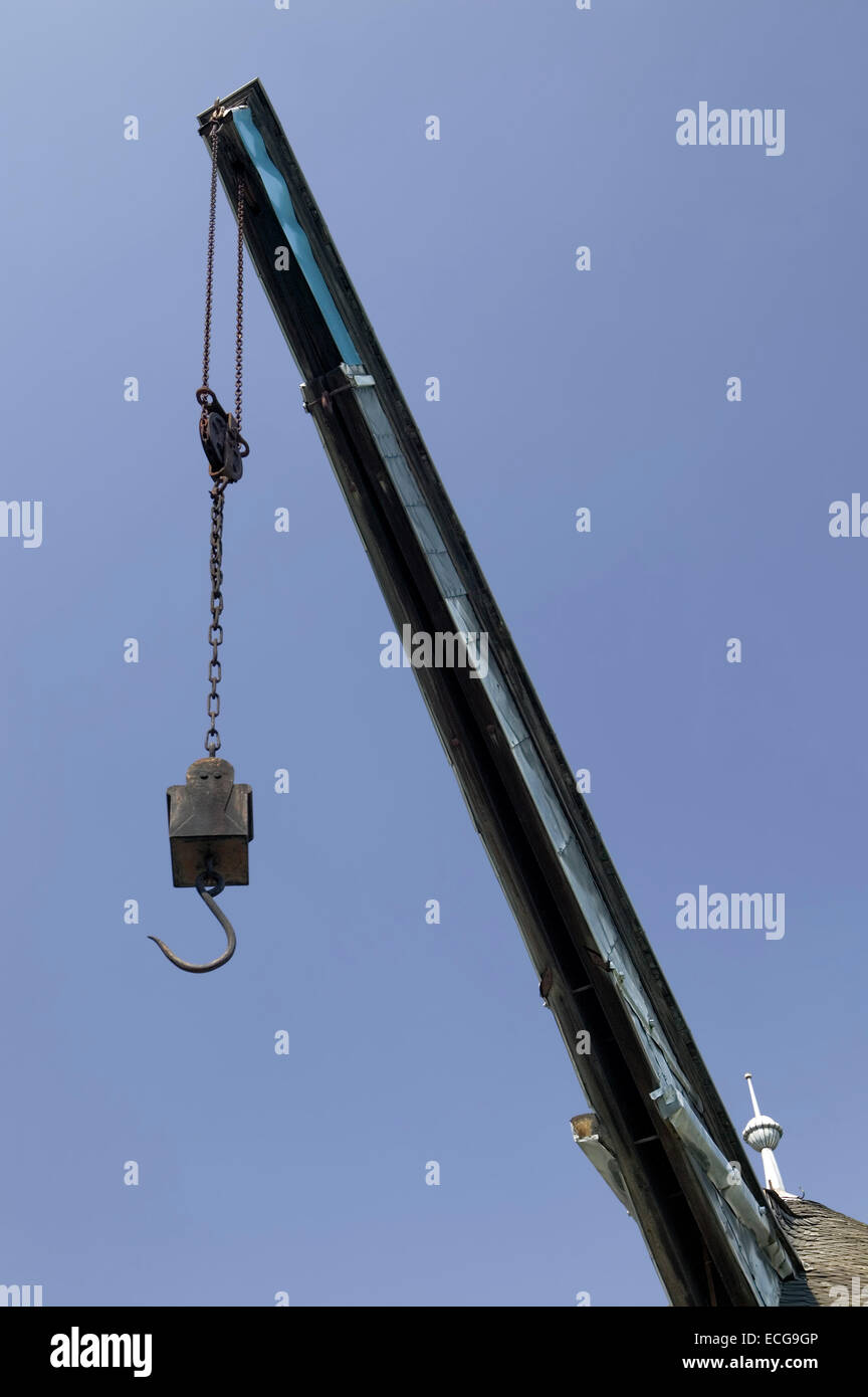 Ancienne grue sur la promenade du Rhin, Andernach, Rhénanie-Palatinat, Allemagne, Europe, Alter Kran an der Rheinpromenade, Andernach, Banque D'Images