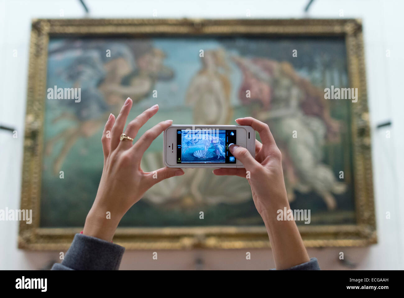 Florence. L'Italie. Galerie des Offices. Syndicat de prendre une photo avec un téléphone cellulaire de la Naissance de Vénus par Sandro Botticelli peinture (c.1484). Banque D'Images