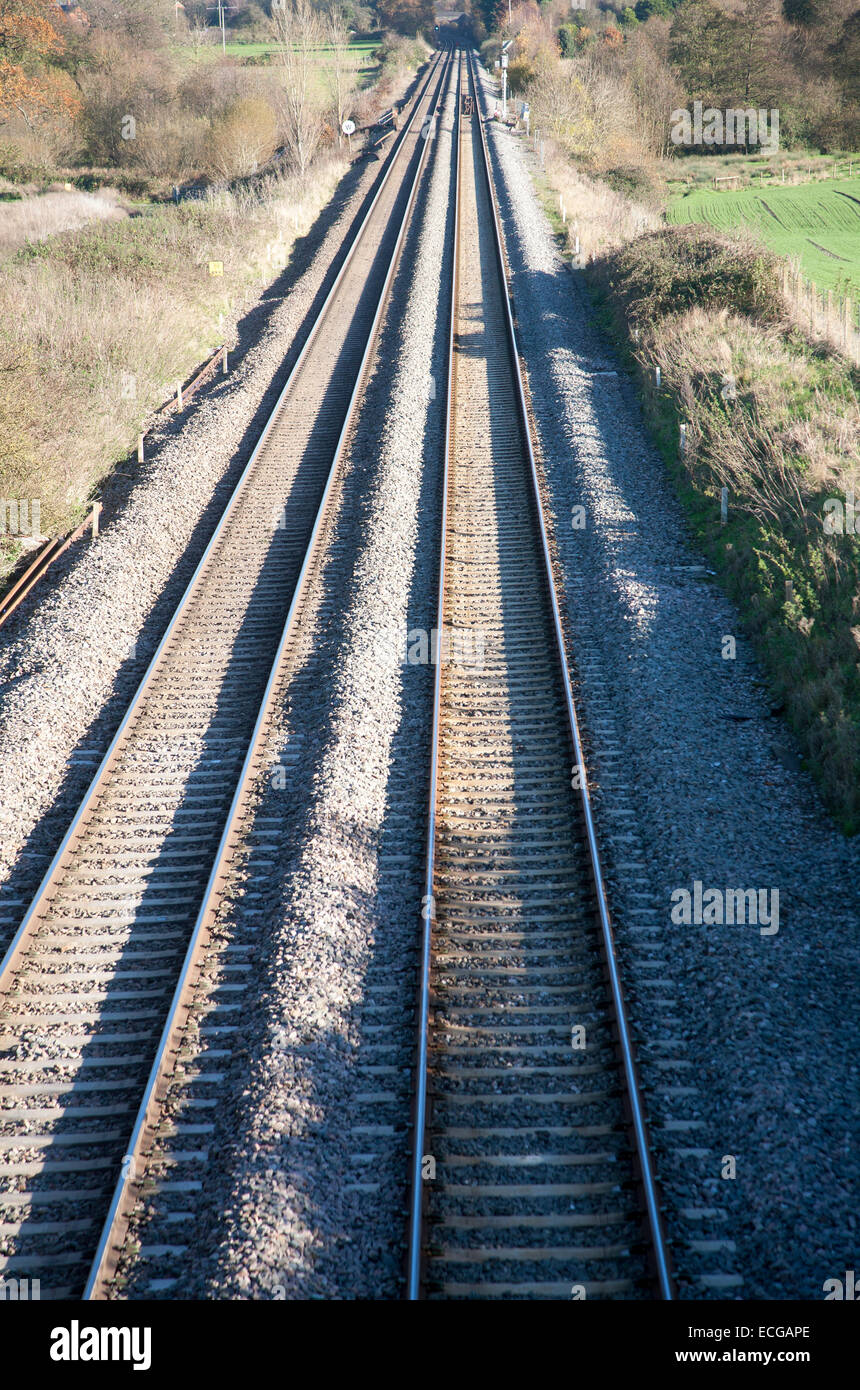High angle view deux lignes de chemin de fer passe au loin sur la ligne principale de la côte ouest à Woodborough, Wiltshire, England, UK Banque D'Images