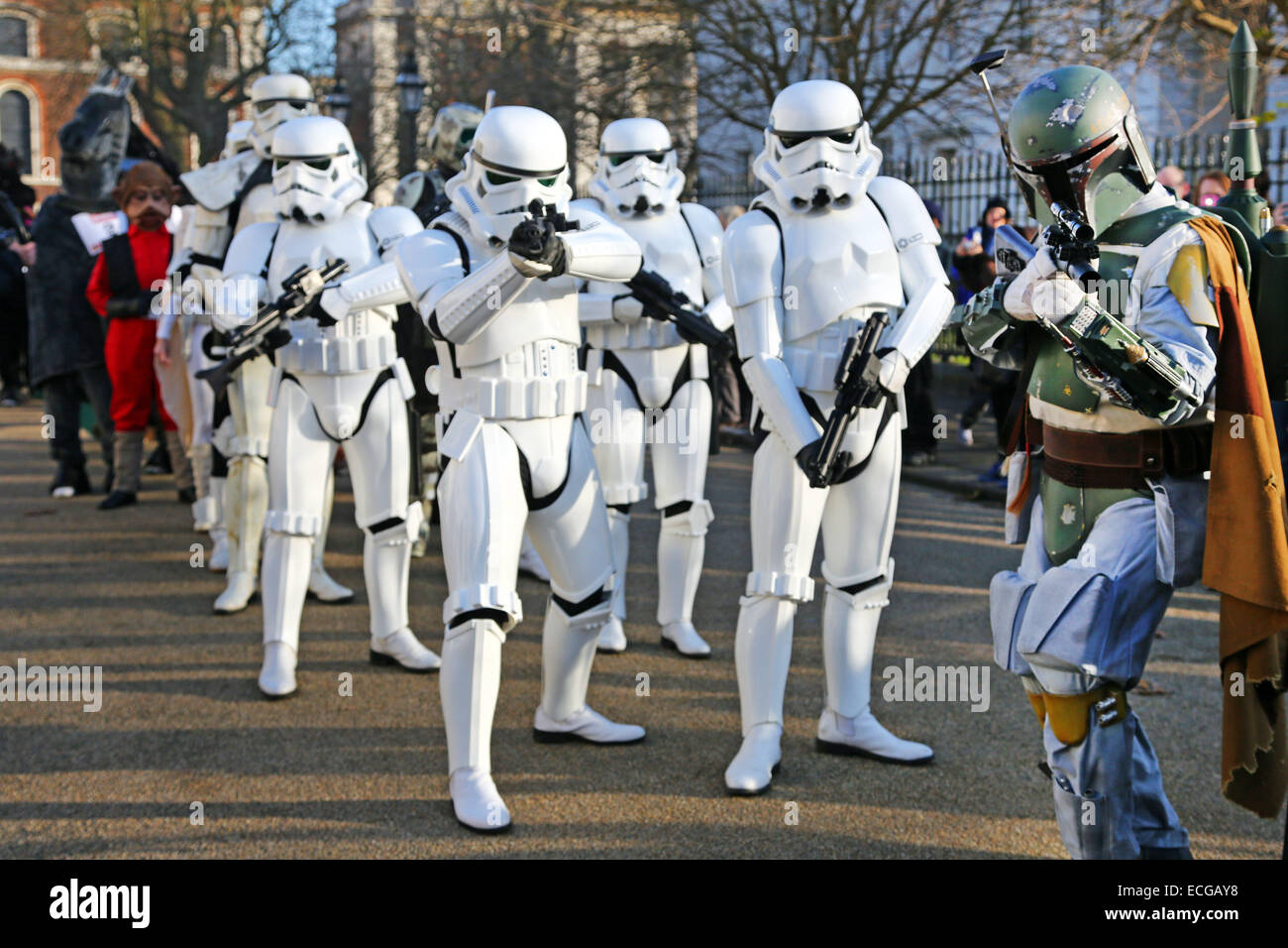 Londres, Royaume-Uni. 14 décembre 2014. Les gardes impériaux à la course de chevaux annuelle Pantomime de Londres, Greenwich, London, qui est un organisme de bienfaisance fun run avec des gens déguisés en Pantomime chevaux (et des zèbres !) dans l'aide la Demelza Children's Hospice. Cette année le thème était La science-fiction et l'événement a débuté par une parade menée par Dark Vador et ses Stormtroopers et beaucoup Princess Leias étaient sur place pour aider avec le déroulement de la course. Crédit : Paul Brown/Alamy Live News Banque D'Images