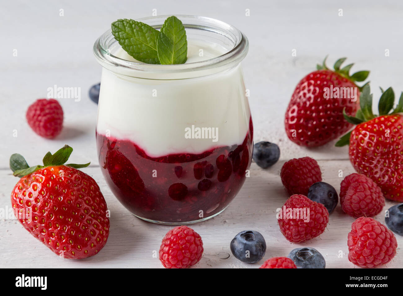 Compote de fruits rouges avec des feuilles de menthe et de fruits. Banque D'Images