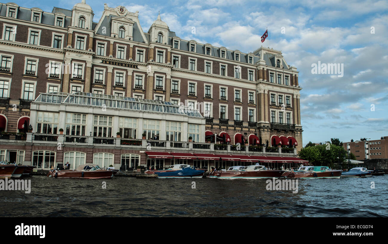 Bateaux amarrés en face de l'Hôtel Amstel Banque D'Images