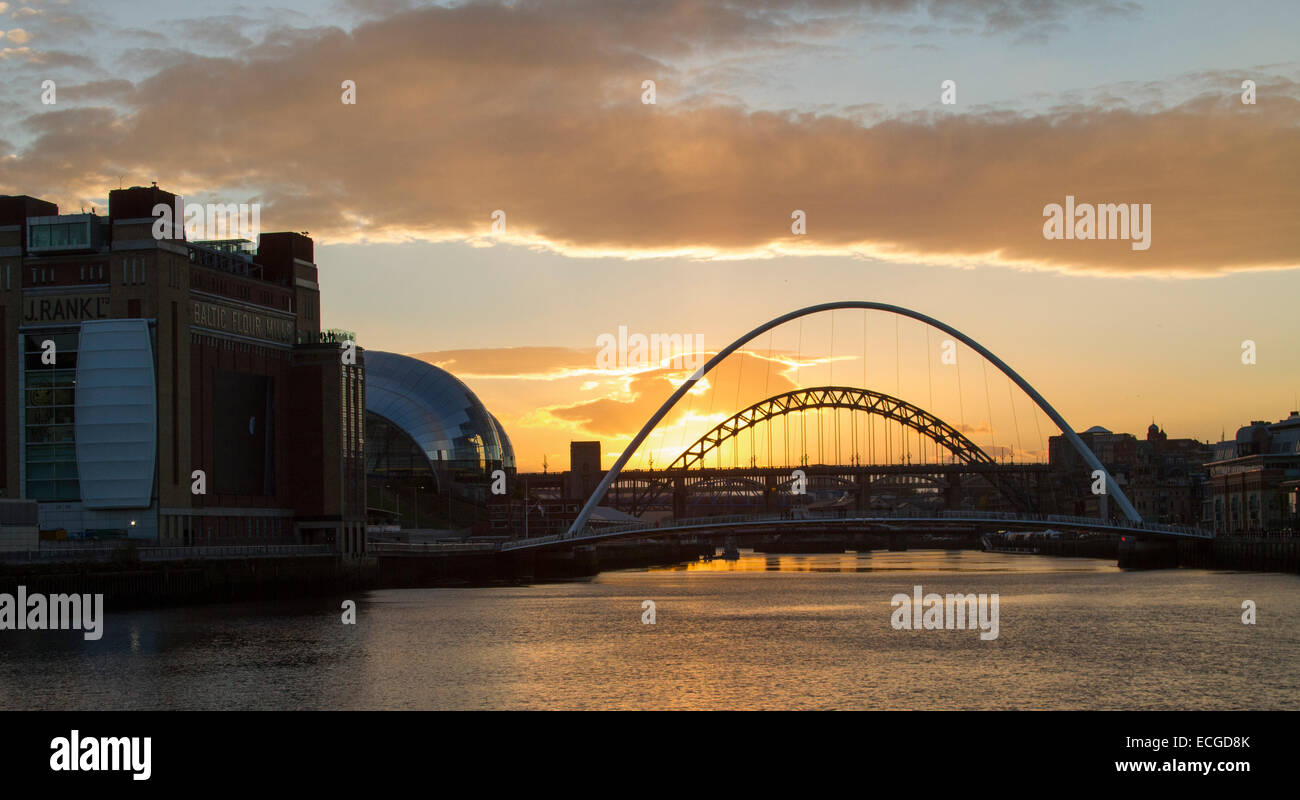 Coucher du soleil sur la rivière Tyne et Sage Gateshead Banque D'Images