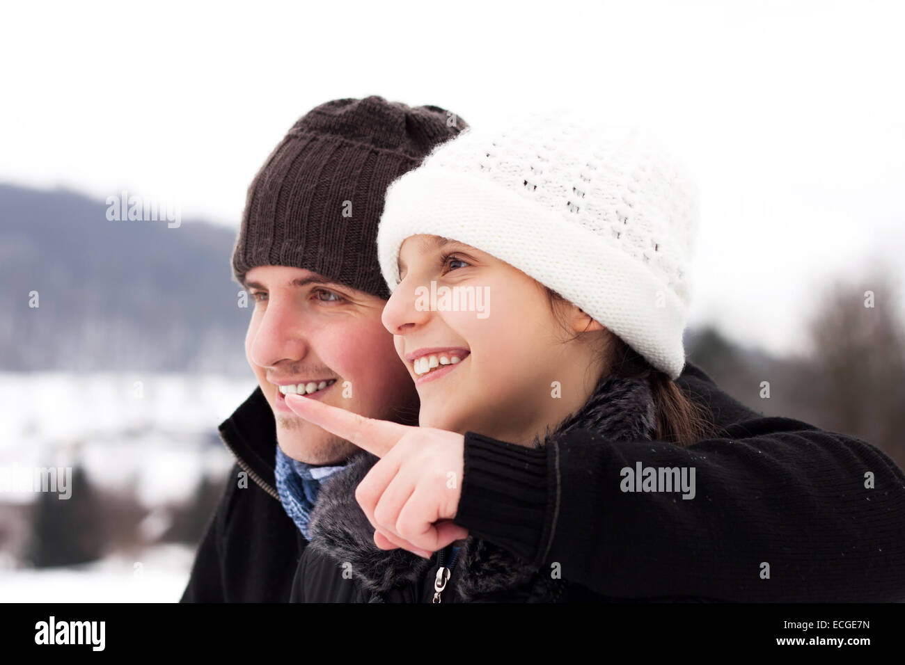 Man girl le merveilleux paysage d'hiver en pointant avec le doigt Banque D'Images
