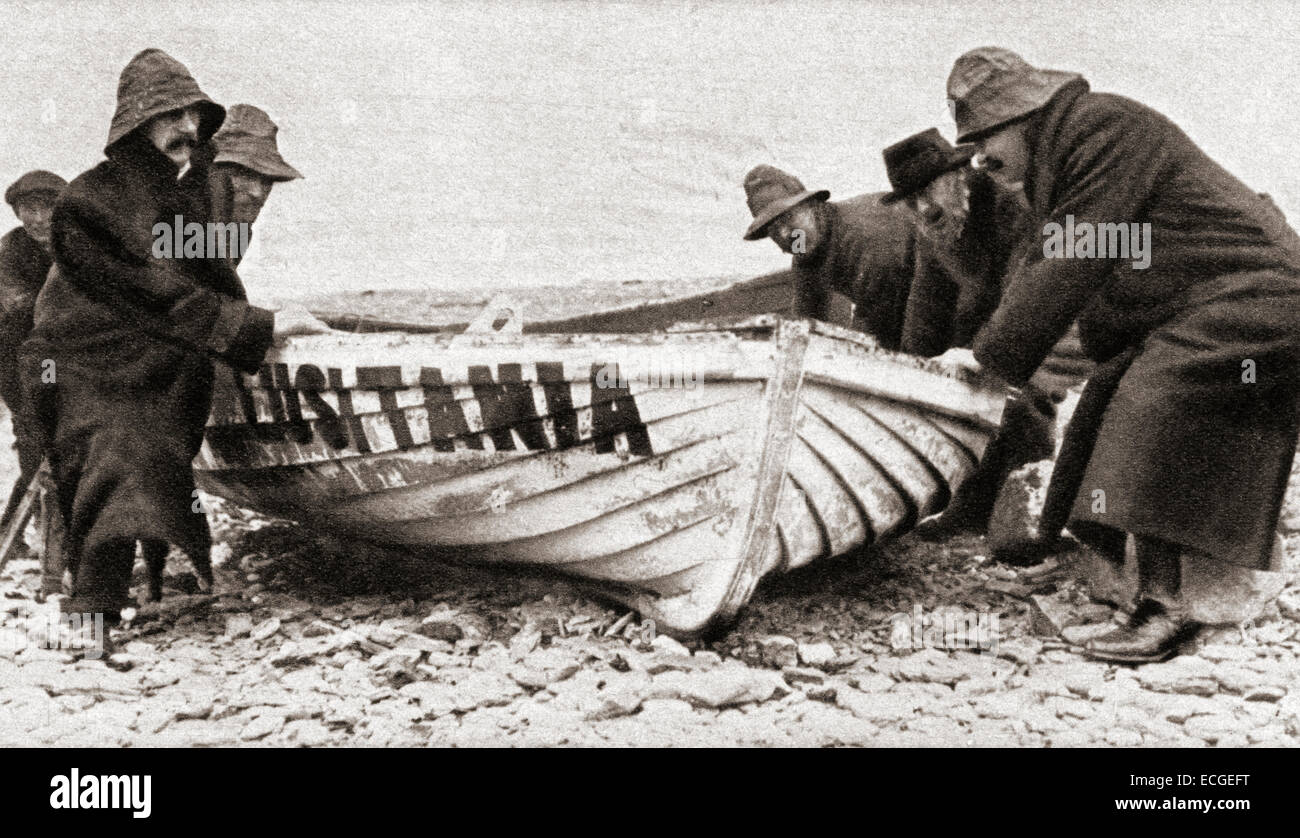 L'un des canots du RMS Lusitania, coulé par un U-boat allemand en 1915, est transporté sur la plage sur la côte de l'Irlande. Banque D'Images