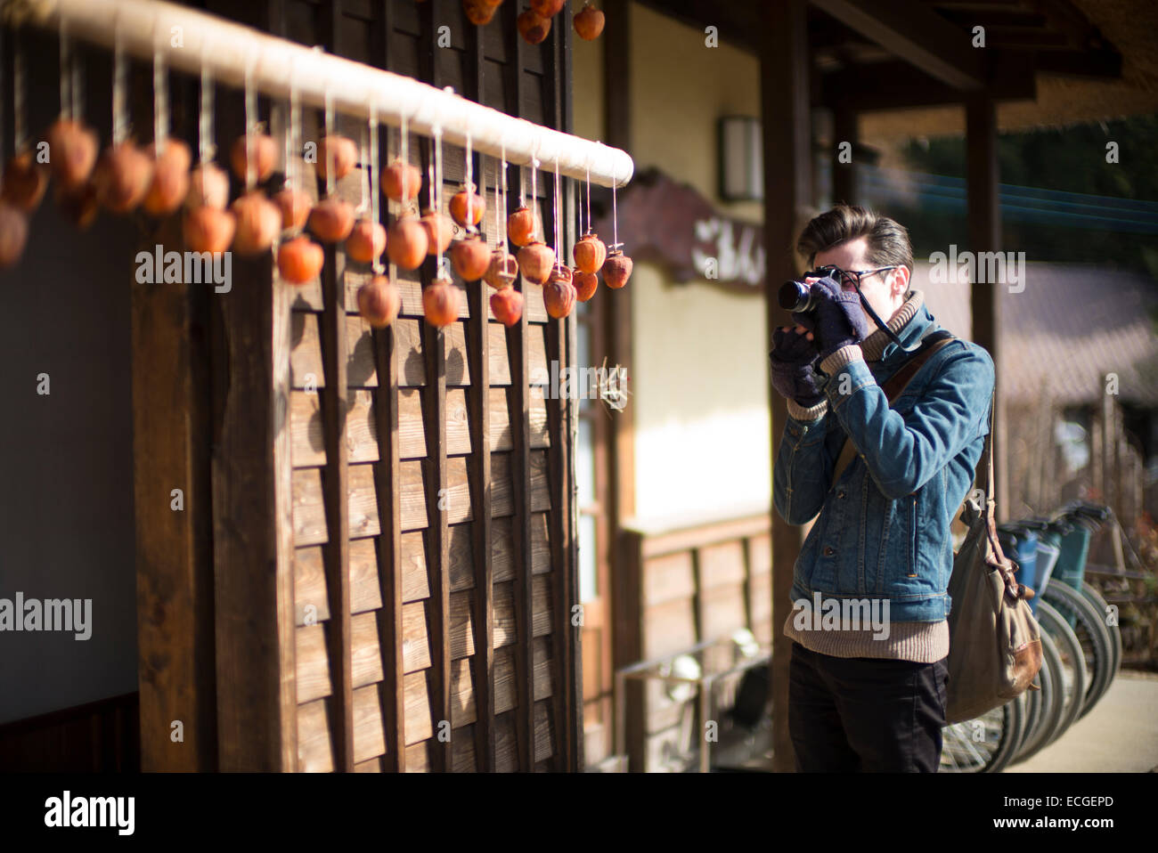 Le kaki sécher à l'air libre au petit village de pension Oishi, Kawaguchi, le Japon. Banque D'Images