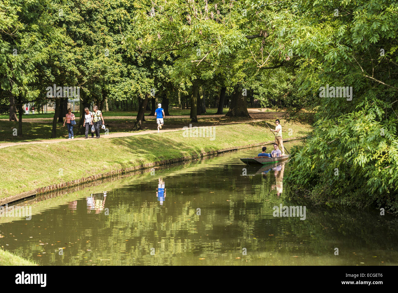 Les étudiants en barque sur la rivière Cherwell, à Oxford. Barques est un célèbre l'activité de l'Université d'Oxford dont bénéficient les étudiants et touristes Banque D'Images