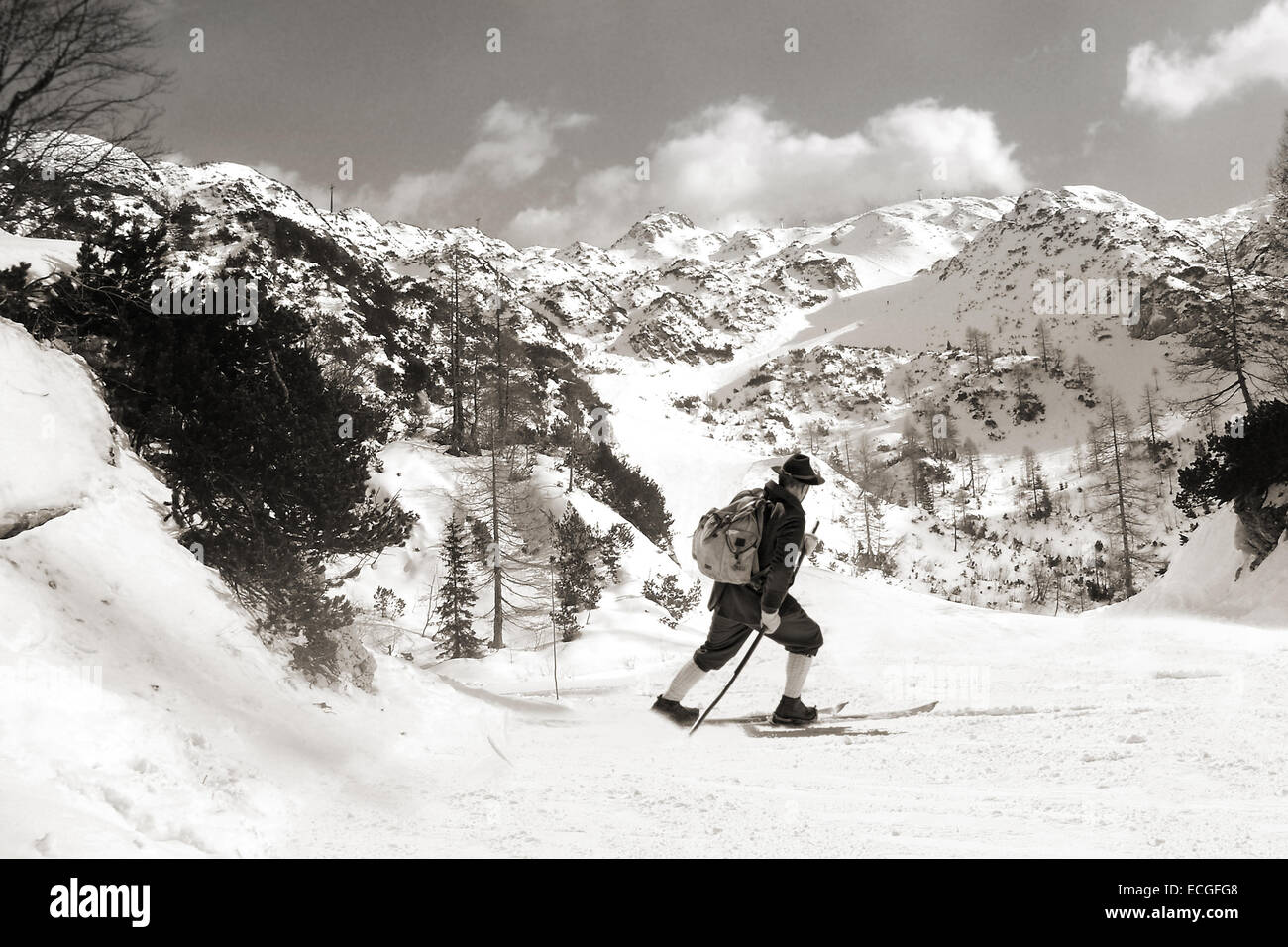 Photos Vintage ancien skieur avec des vieux skis en bois Banque D'Images