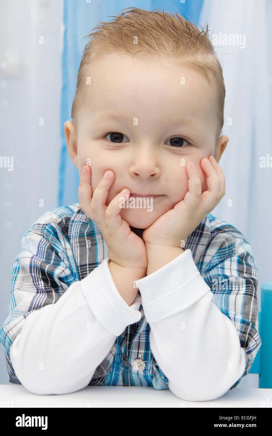 Belle enfant assis à la table Banque D'Images