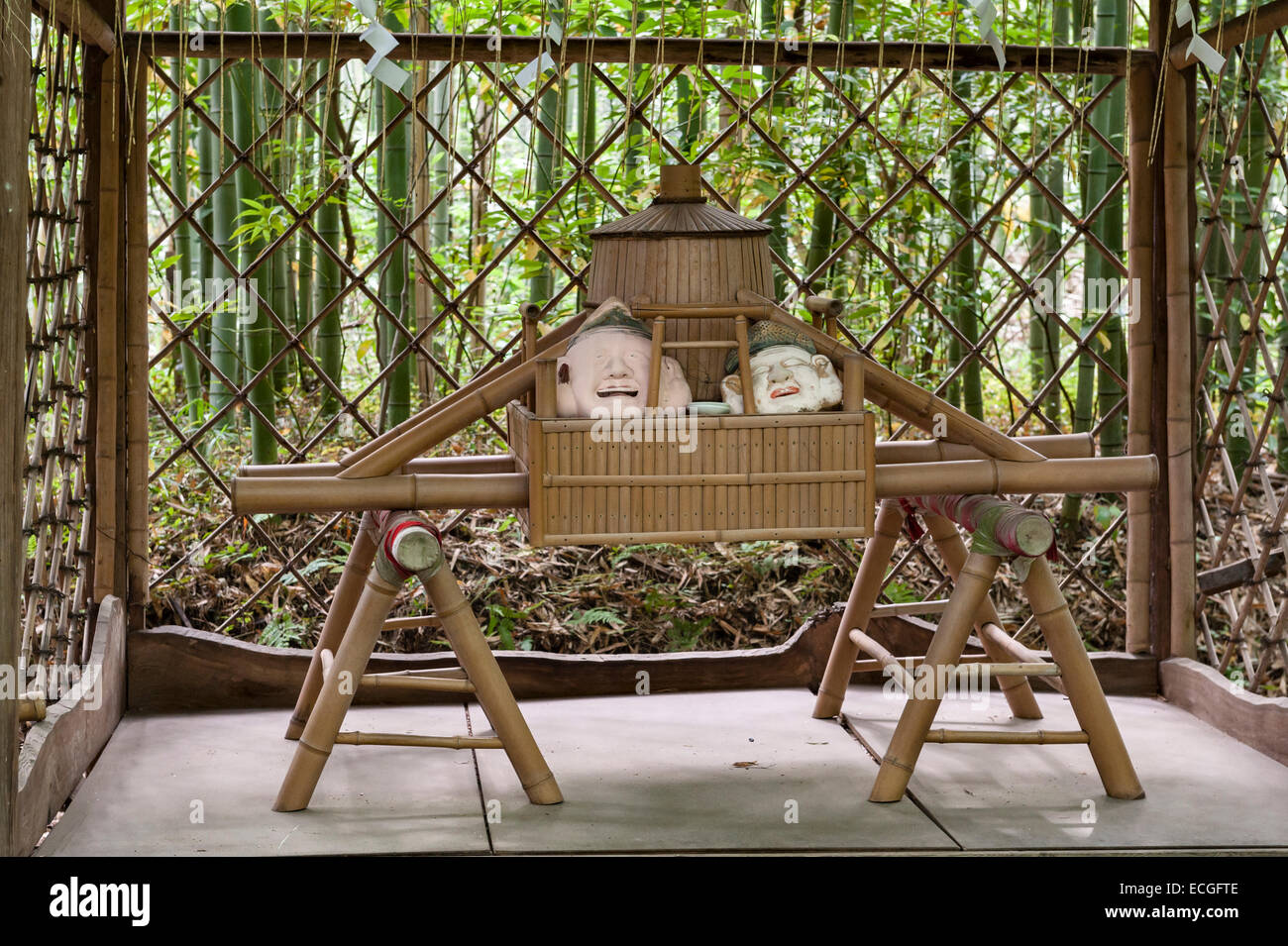 Un sanctuaire construit en bambou, par le chemin menant aux célèbres bosquets de bambous d'Arashiyama, un village de campagne à l'ouest de Kyoto, au Japon Banque D'Images