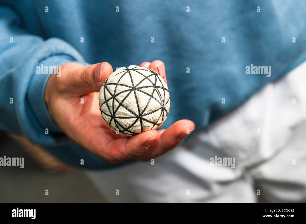 Une vraie balle de tennis en cours de fabrication Photo Stock - Alamy
