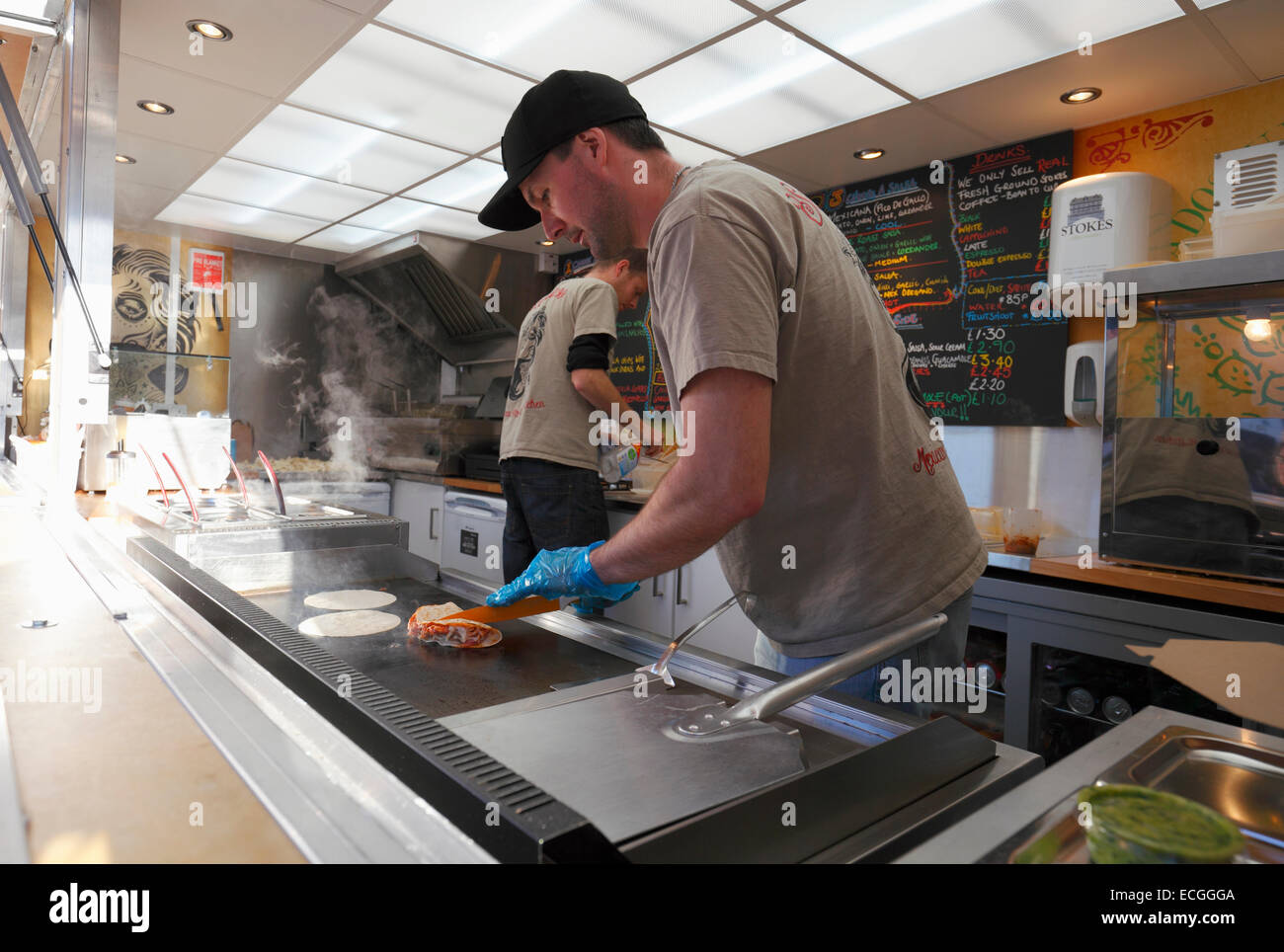 Un homme de la préparation d'aliments de rue mexicain d'une remorque à King's Lynn, Norfolk. Banque D'Images