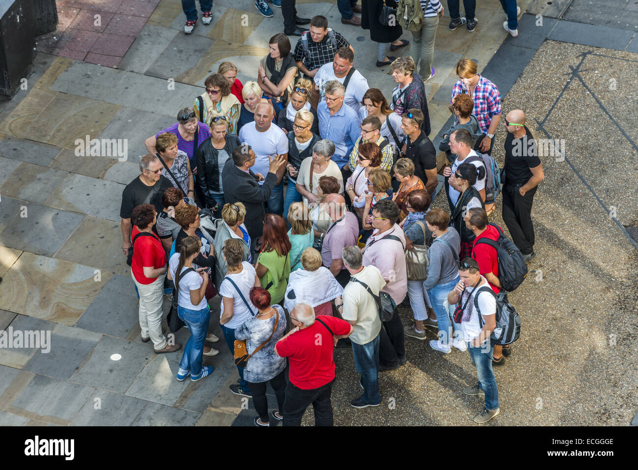 Une foule de touristes se rassembler autour d'un guide touristique à Oxford pour entendre l'histoire de la ville Banque D'Images