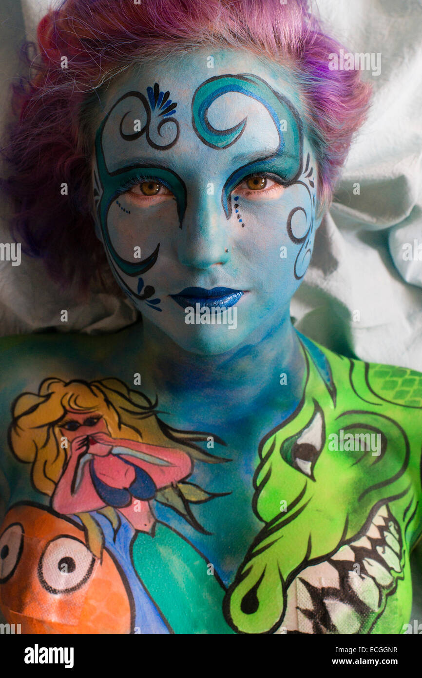 Une jeune femme fille modèle avec son corps peints de couleurs vives et d'animaux marins sous-marins et créatures fantastiques, UK Banque D'Images