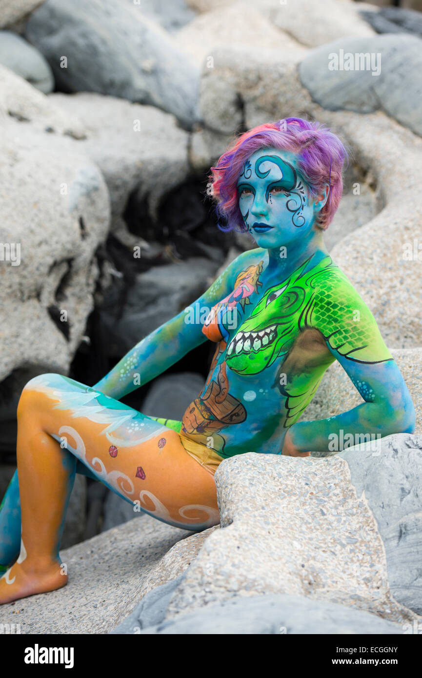 Une jeune femme fille modèle avec son corps peints de couleurs vives et d'animaux marins sous-marins et créatures fantastiques, UK Banque D'Images