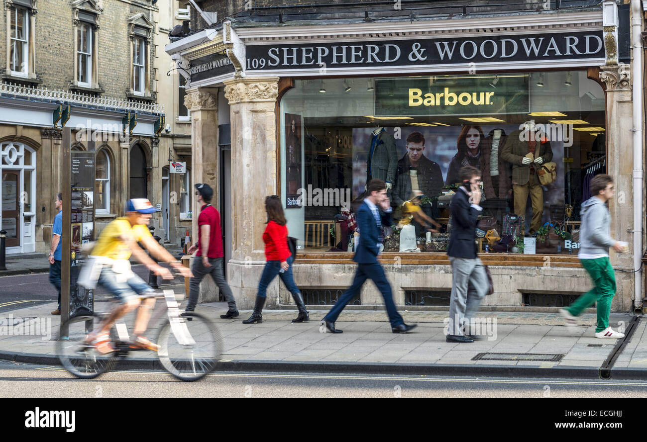 Les gens qui passent par Shepherd & Woodward boutique sur High Street, fournisseur de robes robes académiques et à l'Université d'Oxford Banque D'Images