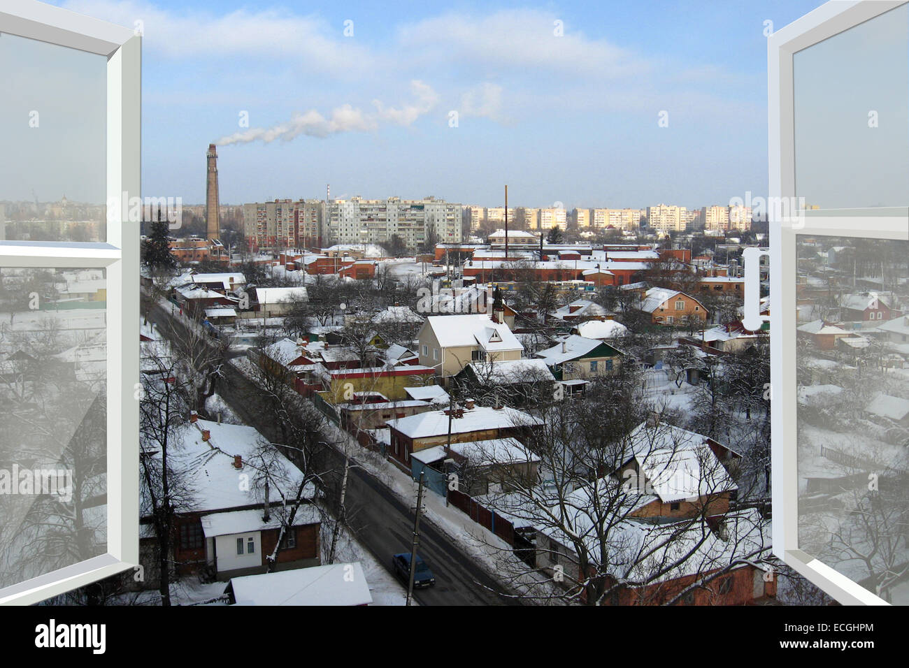 Fenêtre ouverte avec vue sur la ville d'hiver Banque D'Images