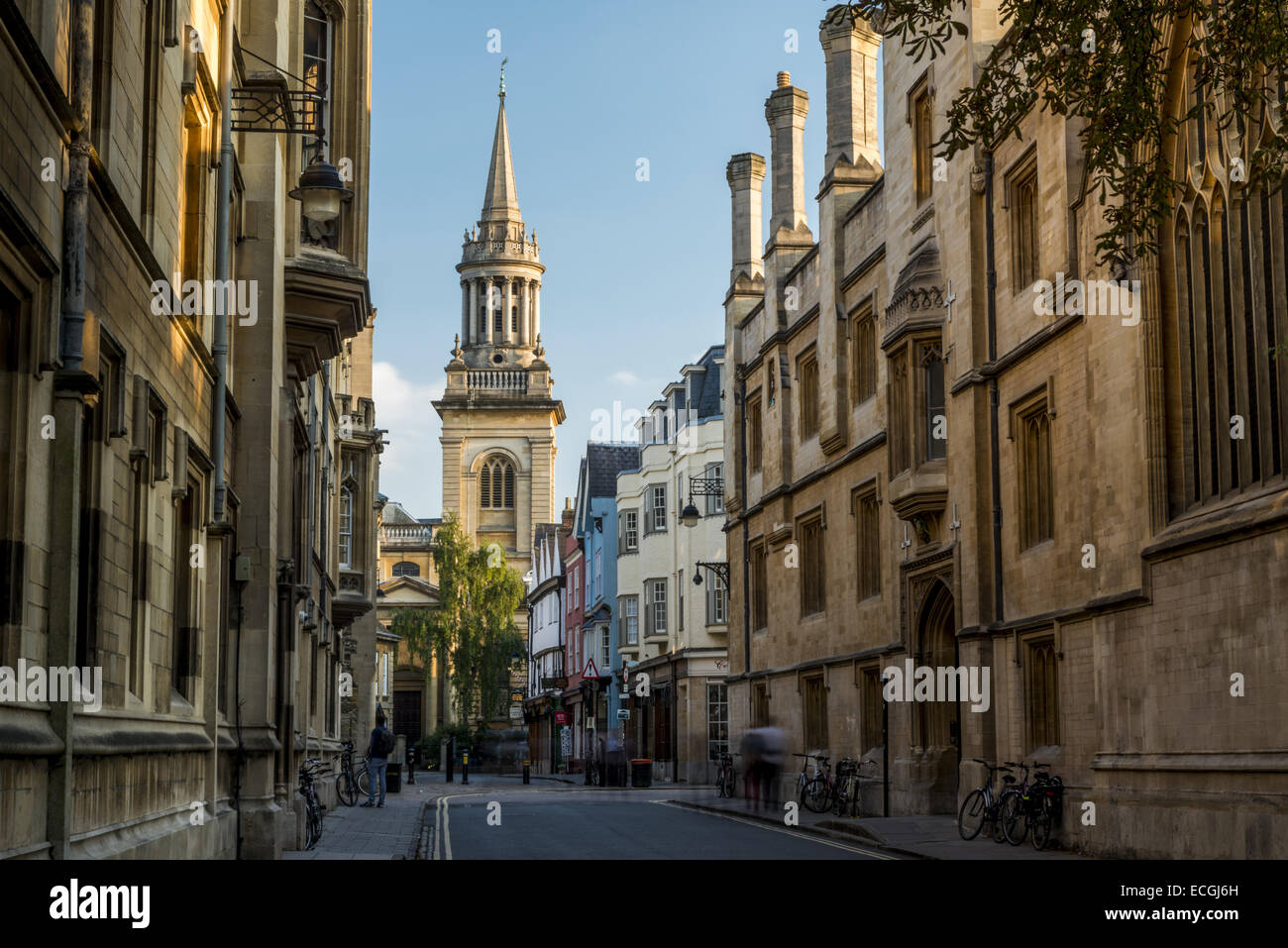 Regardant vers le bas de la rue Turl flèche de Lincoln College Library à l'Exeter College (à gauche) et Jesus College (à droite) d'Oxford Banque D'Images