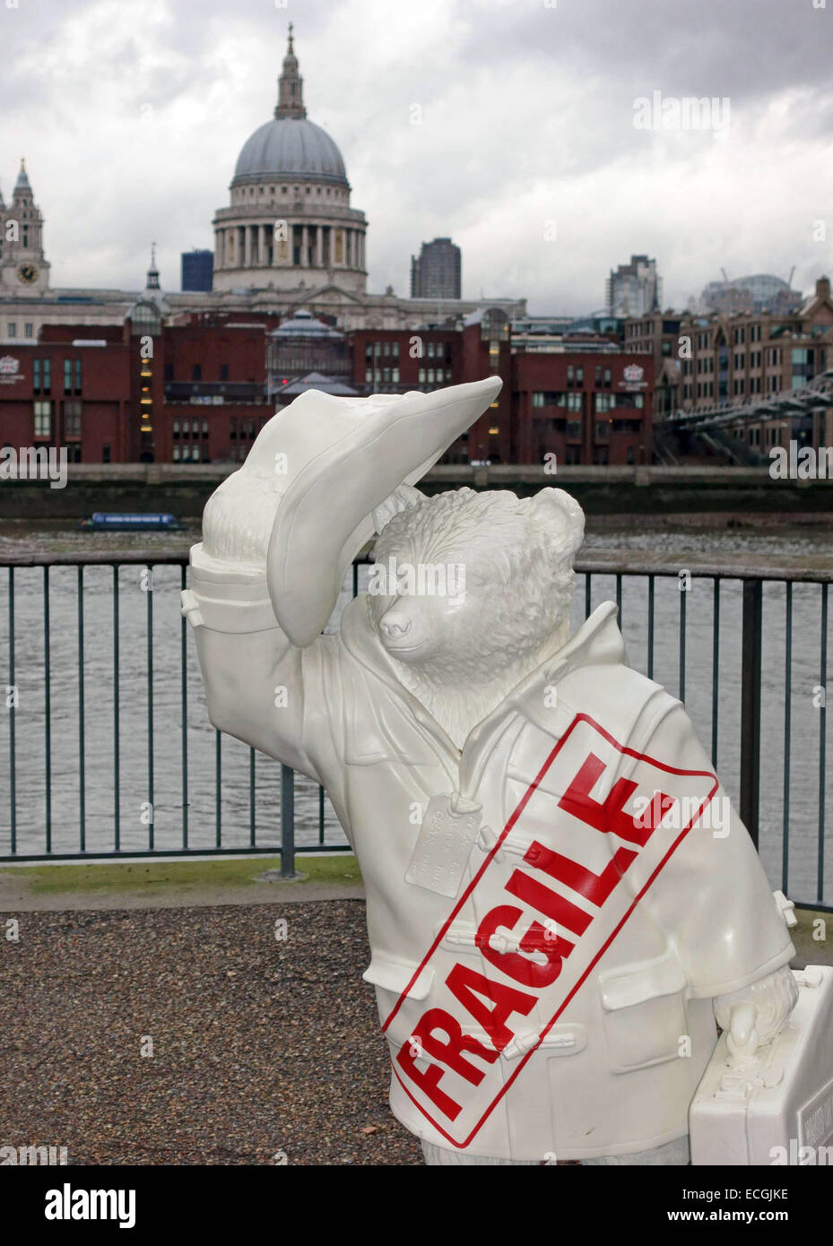 Le sentier de l'Ours Paddington à Londres : 'fragile' par Ryan McElhinney Banque D'Images