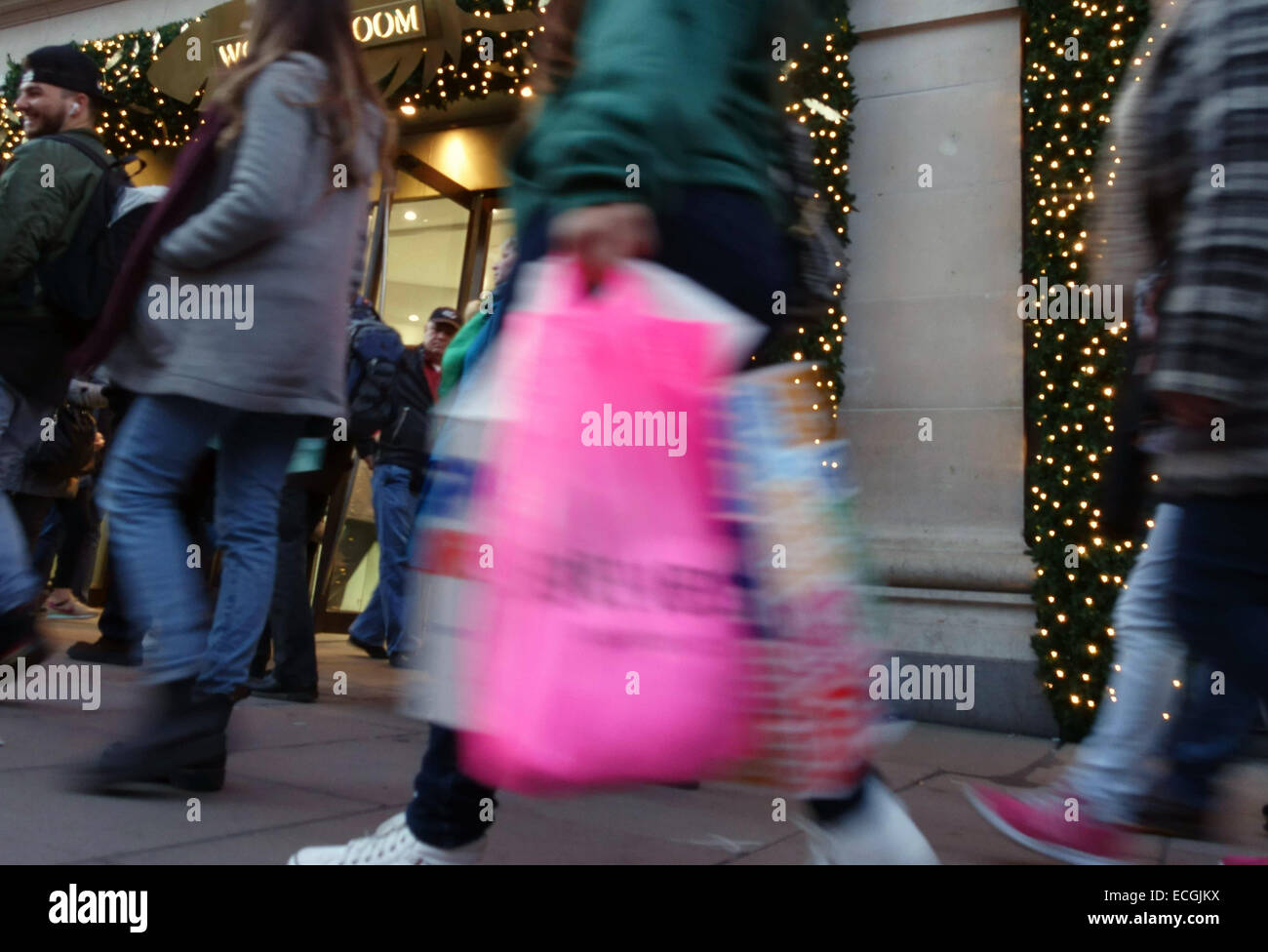 Les acheteurs de Noël dans la région de Oxford Street, Londres Banque D'Images