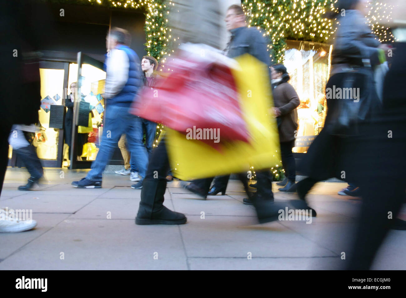 Les acheteurs de Noël dans la région de Oxford Street, Londres Banque D'Images