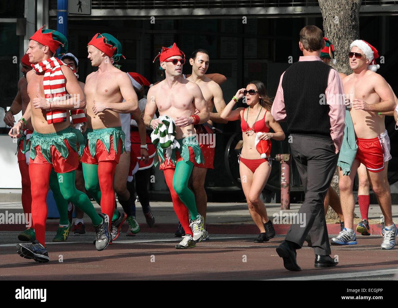 West Hollywood, Californie, USA. 14 Décembre, 2014. Un groupe de coureurs habillés en costume fêtes descendre Fairfax Ave à West Hollywood, Californie. Credit : Jonathan Alcorn/ZUMA/Alamy Fil Live News Banque D'Images