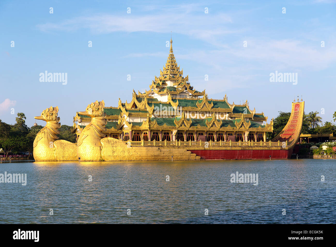 La barge flottante, Karaweik Hall, Yangon, Birmanie Banque D'Images