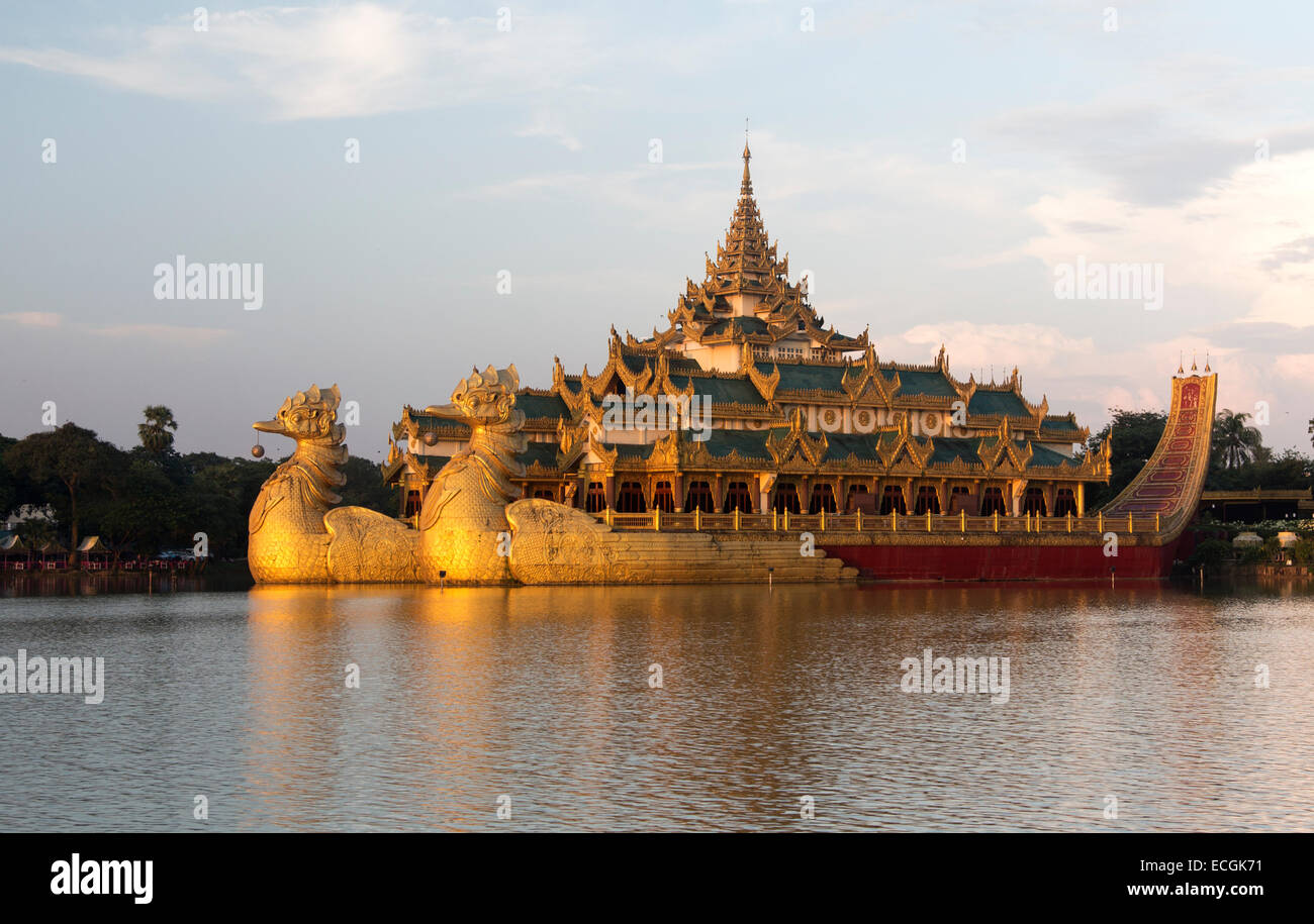 Le Royal barge flottante au coucher du soleil, Karaweik Lake Yangon, Birmanie Banque D'Images
