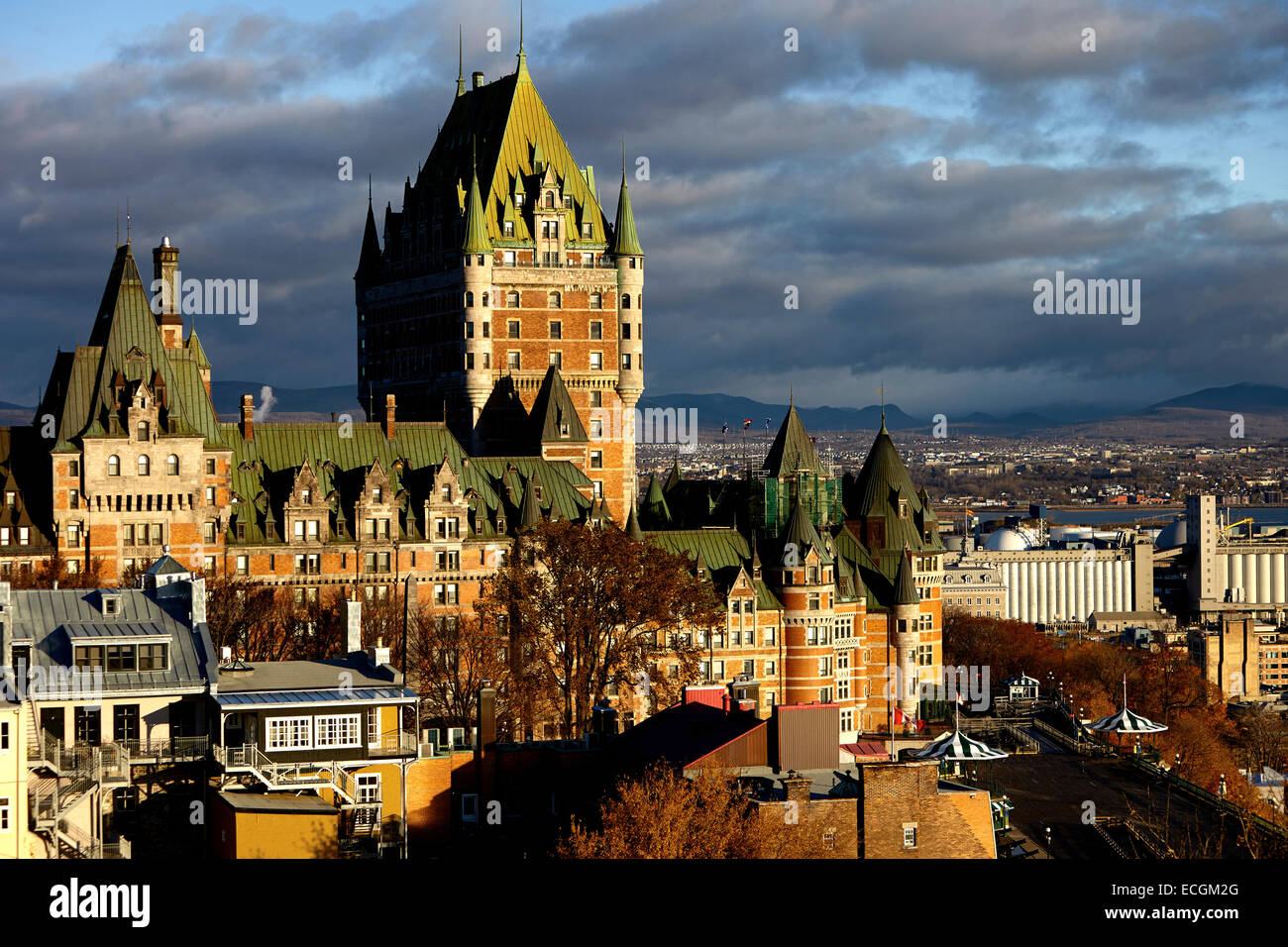 Soft allumé Chateau Frontenac révéler son charme. Ce prestigieux monument la construction a débuté en 1892. Banque D'Images