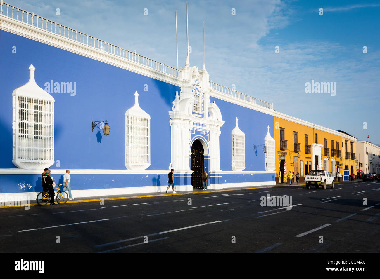 Bâtiments de style colonial dans le centre historique de Trujillo, Pérou Banque D'Images