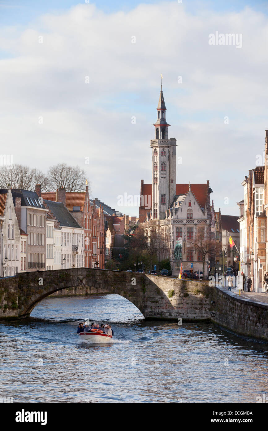 Vacances à Bruges ; vue sur le canal de Bruges en décembre, Bruges, ( Brugge ), Belgique, Europe Banque D'Images