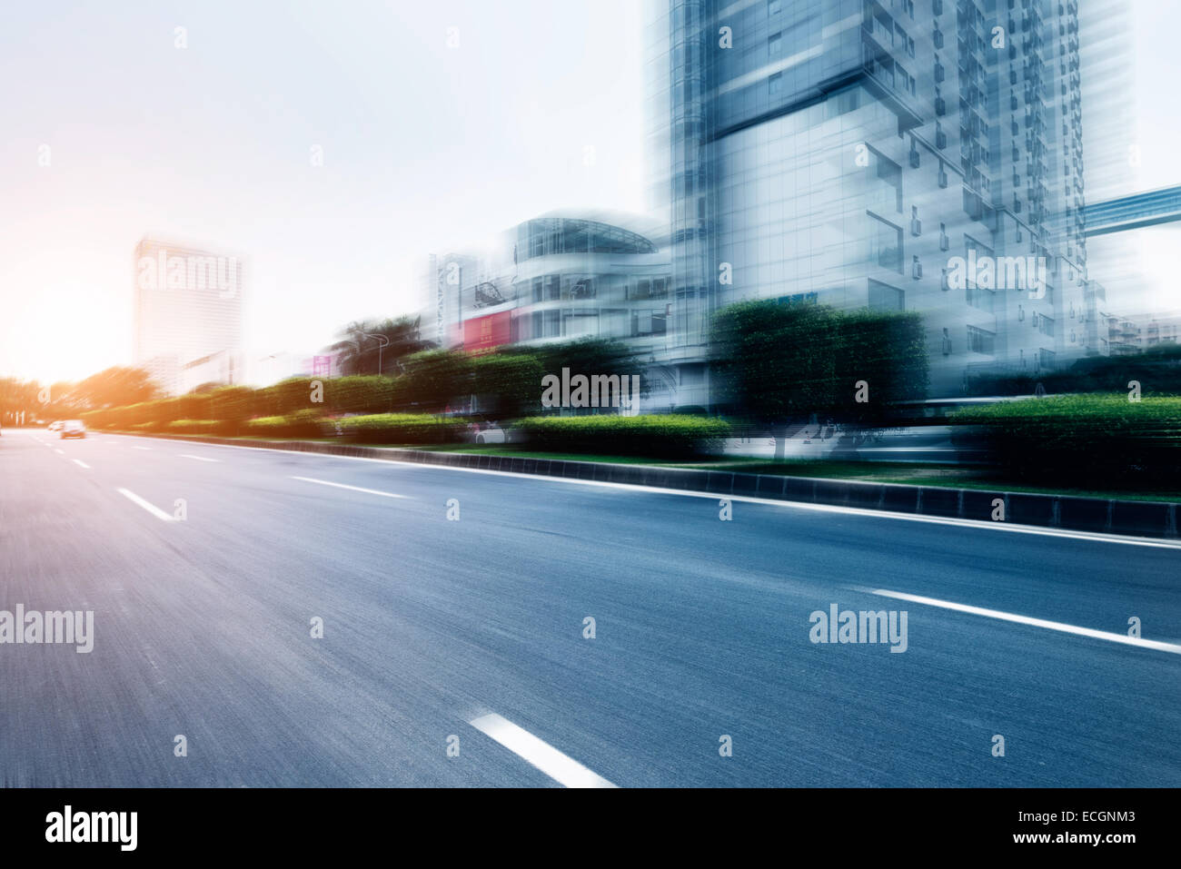 La ville et la route dans l'immeuble de bureaux modernes contexte Banque D'Images