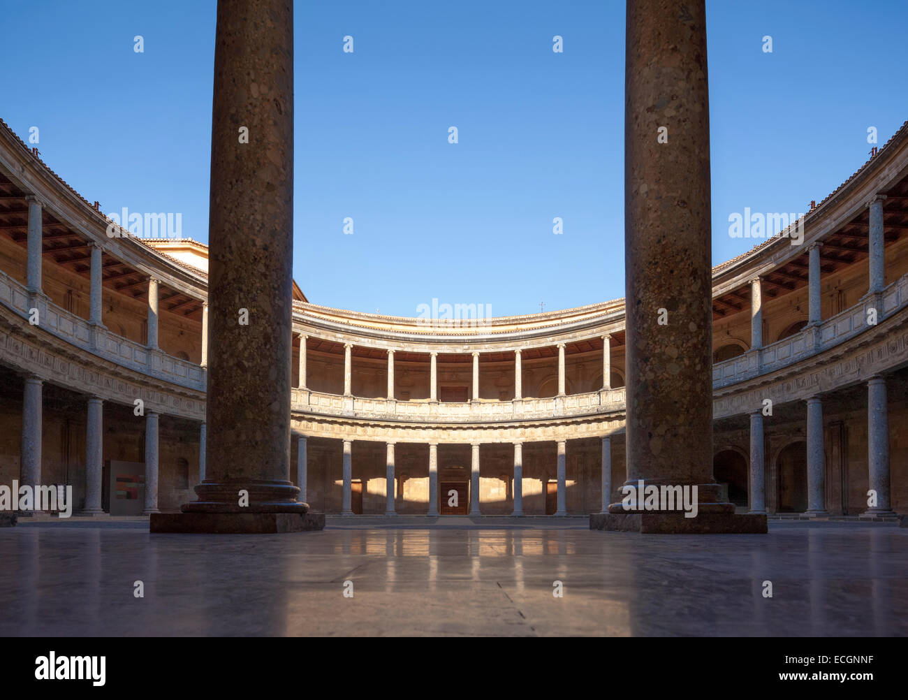 Palais Renaissance du saint empereur romain Charles V dans l'Alhambra Grenade Espagne. Palacio Carlos V. cour circulaire intérieur. Banque D'Images
