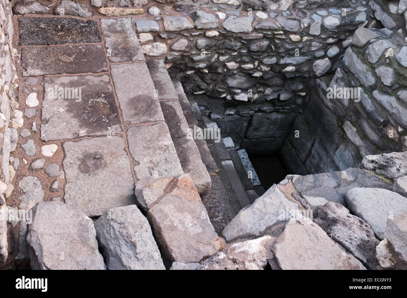 Jérusalem, Israël. 14 Décembre, 2014. Un Miqwe, un bain rituel juif traditionnel, juste en dehors de la Synagogue Migdal, datant de la période du Second Temple (50 BCE-100 CE), découvert dans les fouilles archéologiques de la Magdala Centre, à Migdal, sur les rives de la mer de Galilée. Les communautés juives d'Israël dans la période du Deuxième Temple, utilisé de l'eau appelé miqwaot installations uniques, ce qui leur a permis de maintenir la pureté rituelle. Credit : Alon Nir/Alamy Live News Banque D'Images