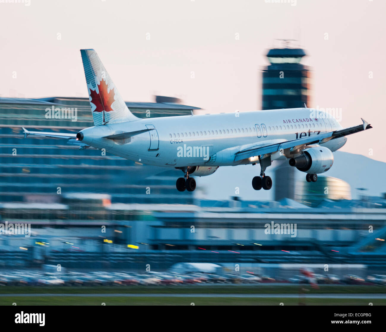 Air Canada Jetz un Airbus A320 (C-FDCA) avion atterrit au crépuscule, l'Aéroport International de Vancouver, Canada. Banque D'Images