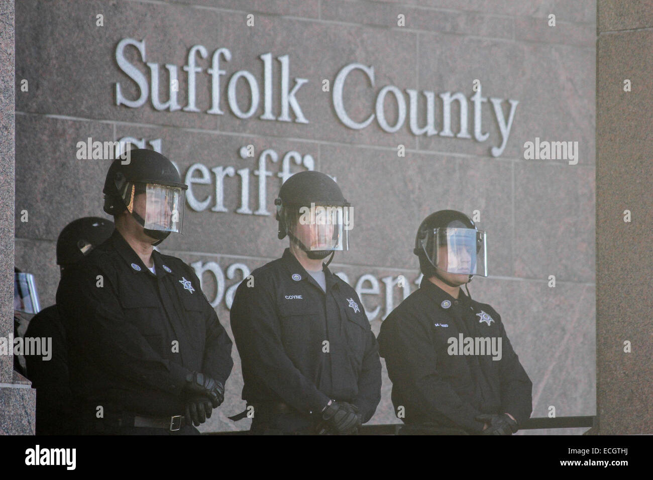 Boston, Massachusetts, USA. 13 Décembre, 2014. Les agents de se tenir en face de la prison au cours de la rue Nashua Millions Mars rassemblement à Boston, Massachusetts, USA. La protestation, comme ceux d'autres villes aux États-Unis en ce jour, est en réponse aux récentes décisions du grand jury de ne pas inculper les policiers qui ont tué les hommes noirs non armés Michael Brown et Eric Garner, et pour les problèmes de longue date le racisme et la brutalité policière. Crédit : Susan Pease/Alamy Live News Banque D'Images
