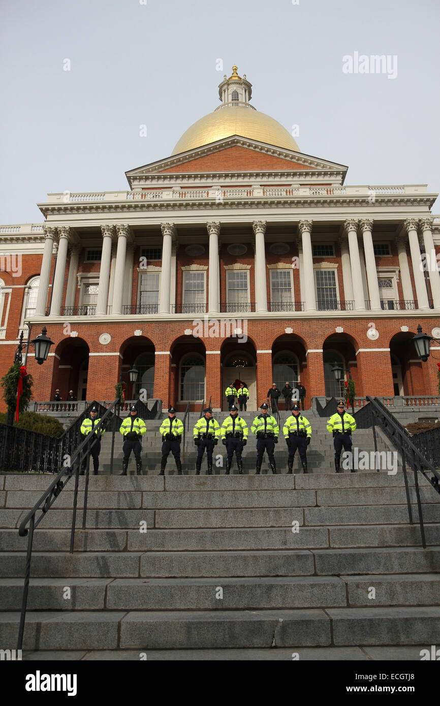 Boston, Massachusetts, USA. 13 Décembre, 2014. La Police d'État du Massachusetts se tenir en face de la Massachusetts State House pendant les millions de protestation mars à Boston, Massachusetts, États-Unis. La protestation, comme ceux d'autres villes aux États-Unis en ce jour, est en réponse aux récentes décisions du grand jury de ne pas inculper les policiers qui ont tué les hommes noirs non armés Michael Brown et Eric Garner, et pour les problèmes de longue date le racisme et la brutalité policière. Crédit : Susan Pease/Alamy Live News Banque D'Images