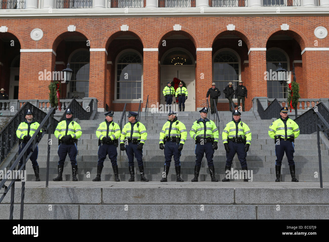 Boston, Massachusetts, USA. 13 Décembre, 2014. La Police d'État du Massachusetts se tenir en face de la Massachusetts State House pendant les millions de protestation mars à Boston, Massachusetts, États-Unis. La protestation, comme ceux d'autres villes aux États-Unis en ce jour, est en réponse aux récentes décisions du grand jury de ne pas inculper les policiers qui ont tué les hommes noirs non armés Michael Brown et Eric Garner, et pour les problèmes de longue date le racisme et la brutalité policière. Crédit : Susan Pease/Alamy Live News Banque D'Images