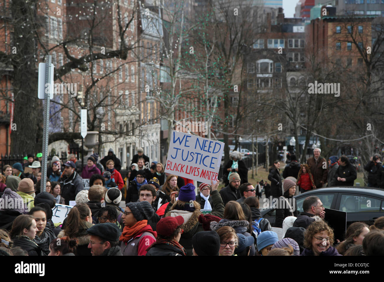 Boston, Massachusetts, USA. 13 Décembre, 2014. Les gens se rassemblent pour les millions de protestation mars à Boston, Massachusetts, États-Unis. La protestation, comme ceux d'autres villes aux États-Unis en ce jour, est en réponse aux récentes décisions du grand jury de ne pas inculper les policiers qui ont tué les hommes noirs non armés Michael Brown et Eric Garner, et pour les problèmes de longue date le racisme et la brutalité policière. Crédit : Susan Pease/Alamy Live News Banque D'Images