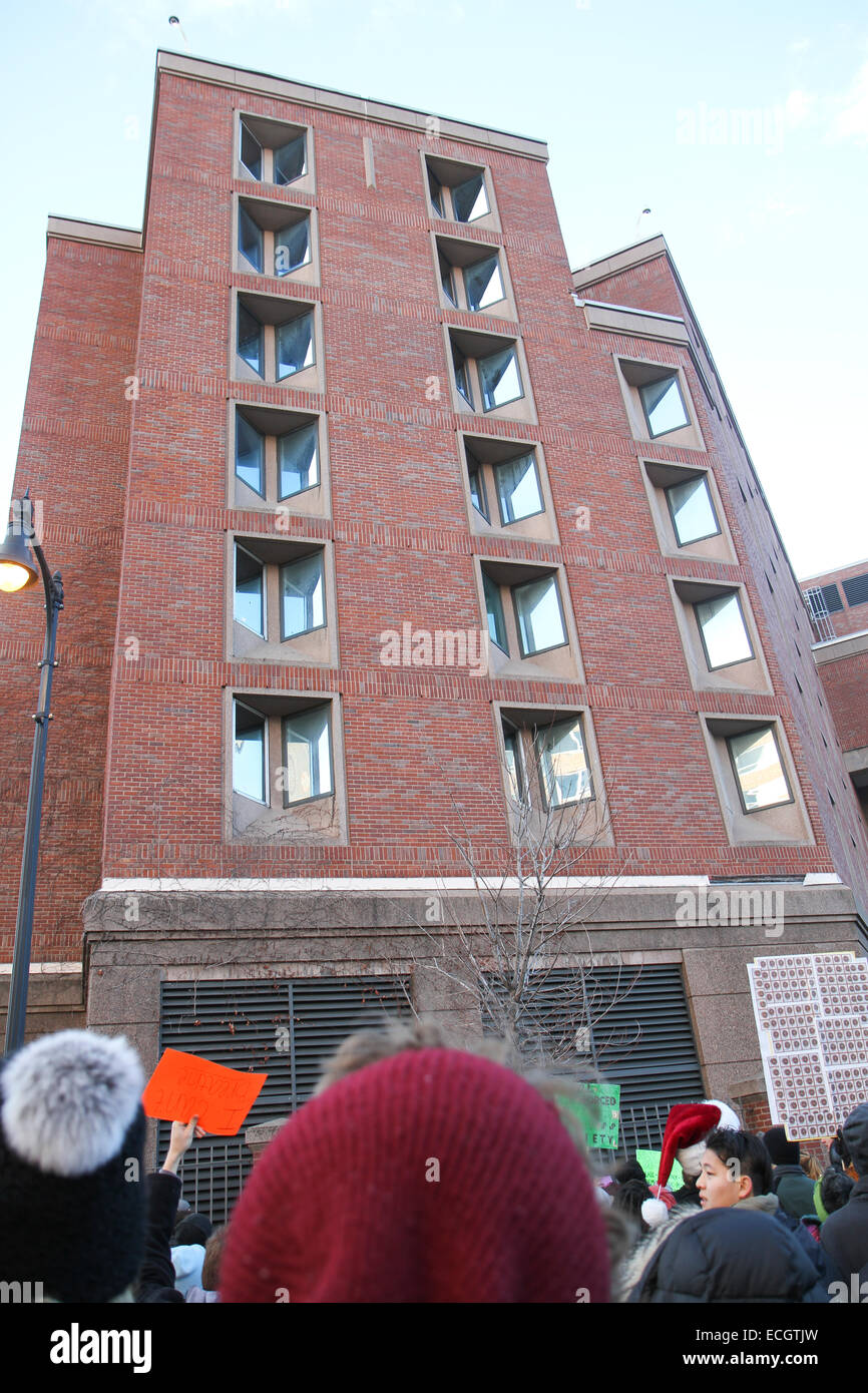 Boston, Massachusetts, USA. 13 Décembre, 2014. Les manifestants en face de la prison au cours de la rue Nashua Millions Mars rassemblement à Boston, Massachusetts, USA. La protestation, comme ceux d'autres villes aux États-Unis en ce jour, est en réponse aux récentes décisions du grand jury de ne pas inculper les policiers qui ont tué les hommes noirs non armés Michael Brown et Eric Garner, et pour les problèmes de longue date le racisme et la brutalité policière. Crédit : Susan Pease/Alamy Live News Banque D'Images