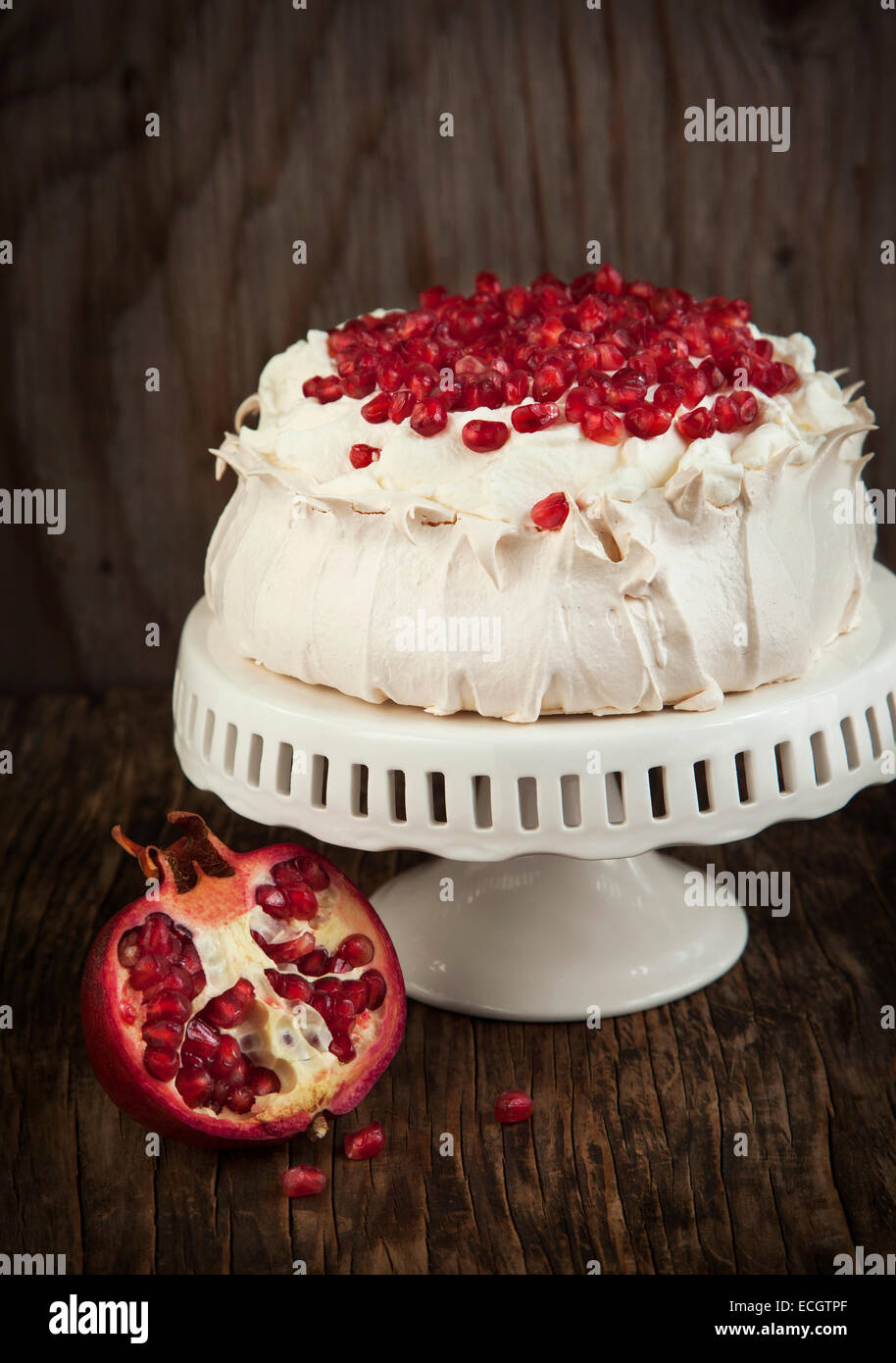 Pavlova Gateau A La Grenade Gateau Meringue A La Grenade Photo Stock Alamy Pavlova Gateau A La Grenade Gateau Meringue A La Grenade Photo Stock Alamy